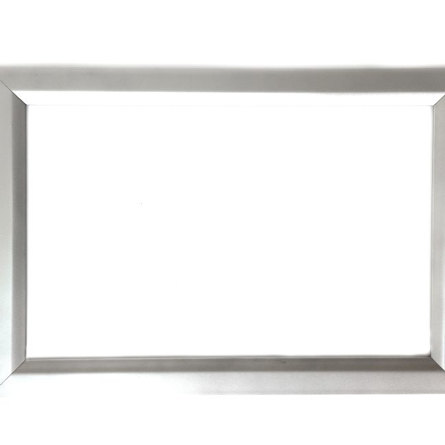 Hublot rectangulaire en acier pour portes, offrant isolation thermique et acoustique, idéal pour environnements professionnels.